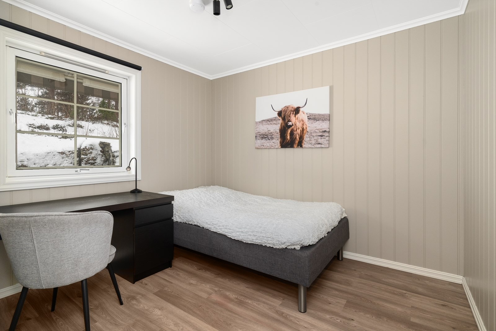 Det andre soverommet er vestvendt og ligger inn mot inngangspartiet. Galleribilde