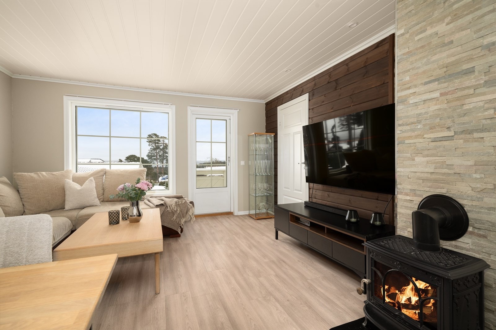 Leiligheten er gjennomgående og innehar en fin planløsning, med gode rom og overflater som i senere tid er pent oppusset. Galleribilde