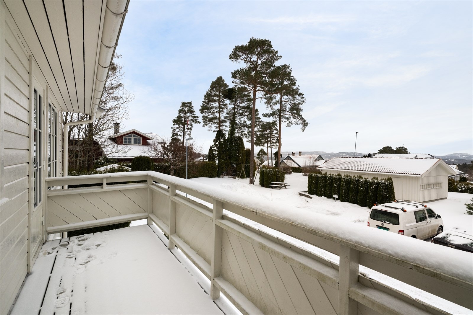 Leiligheten disponerer én merket biloppstillingsplass på asfaltert, felles parkeringsplass. Galleribilde