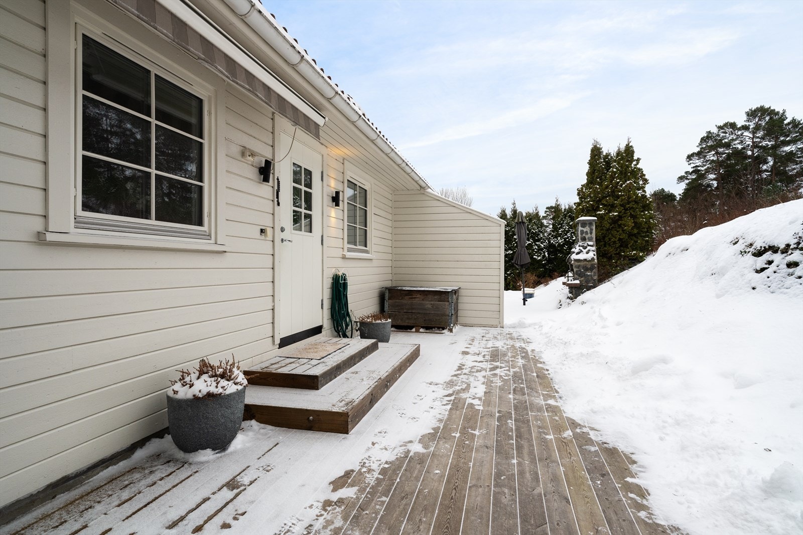 Denne er av god størrelse og ligger usjenert til, med levegg mot nabo. Galleribilde