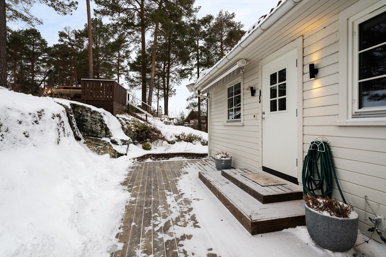 Fin plass til utemøblement og elektrisk terrassemarkise for solskjerming. Galleribilde