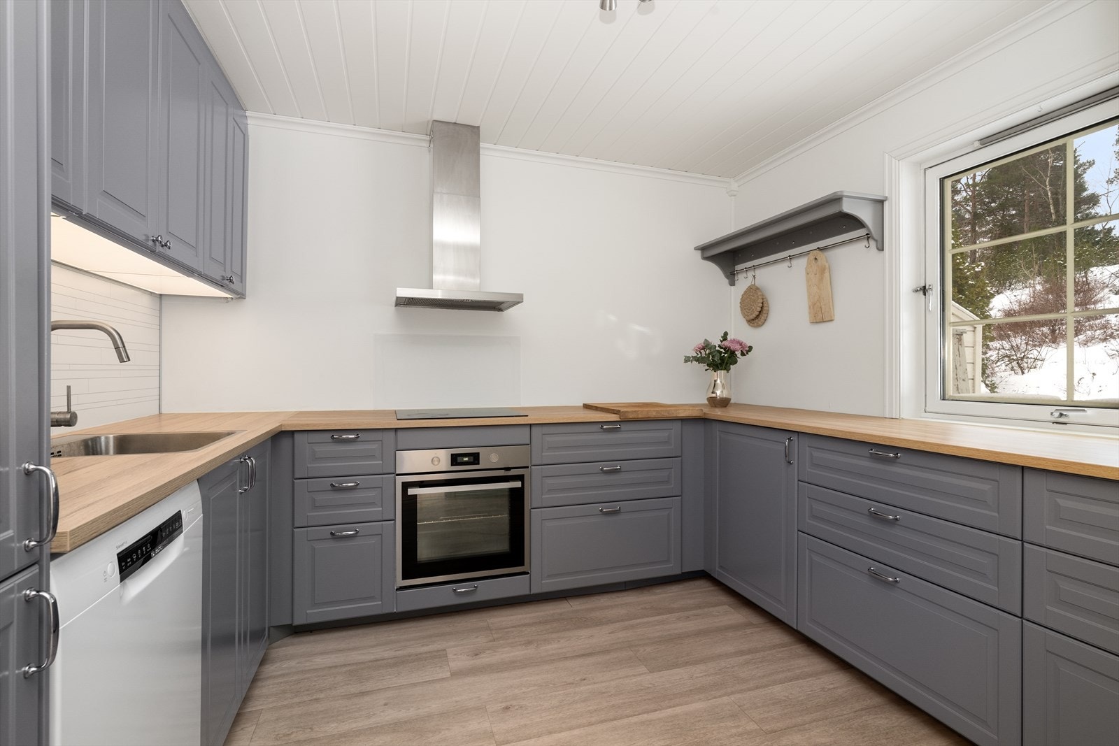 Kjøkkenet er påkostet ny kjøkkeninnredning fra IKEA med integrerte hvitevarer i 2019. Galleribilde