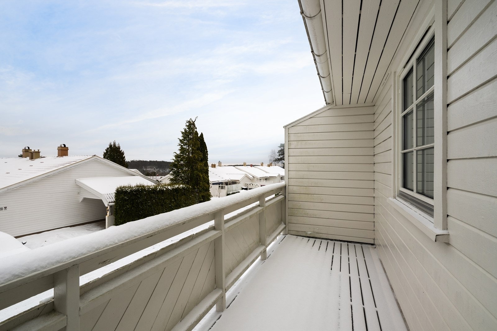 Østvendt balkong ved stua med nydelig utsikt over nærområdet og utover horisonten. Galleribilde