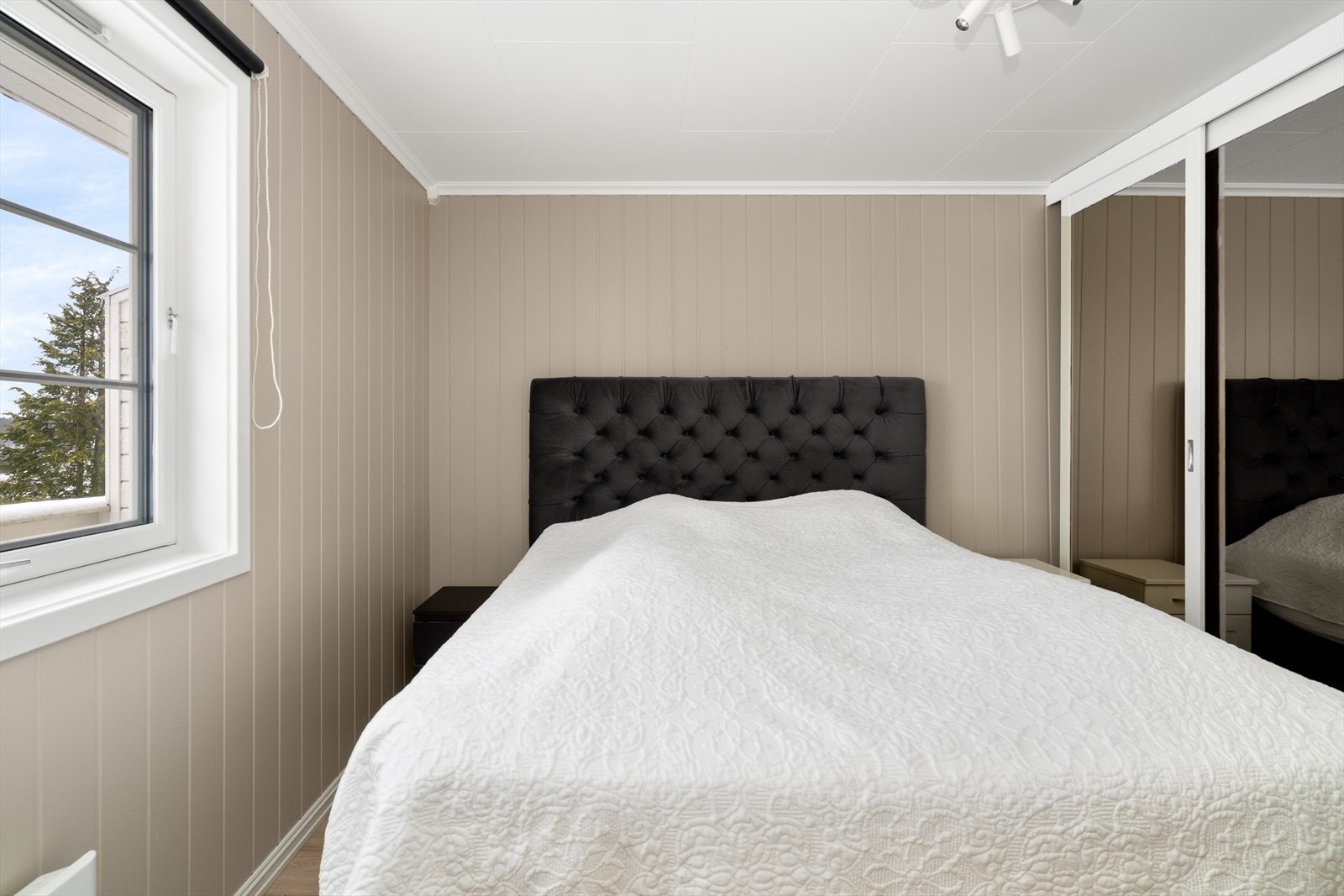 Leiligheten har to gode soverom, et ved stua og et med adkomst fra gangen. Galleribilde