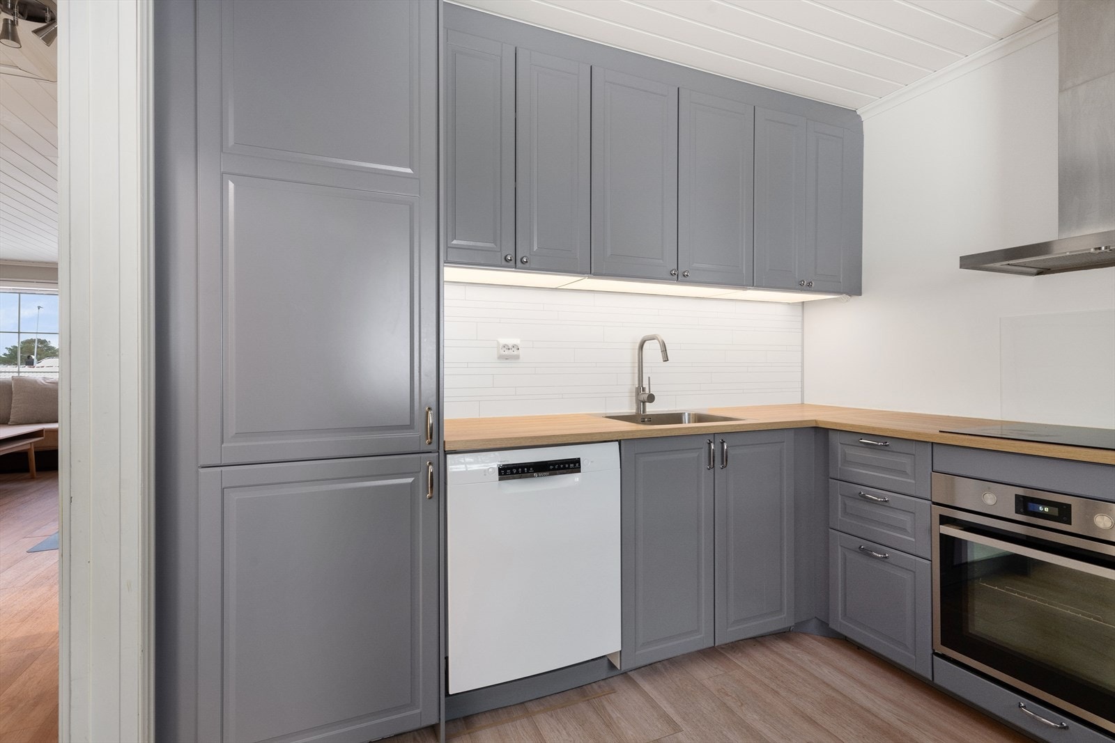 Kjøkkenet har integrerte hvitevarer som koketopp, stekeovn og kjøl/fryseskap, samt at det er avsatt plass til frittstående oppvaskmaskin. Over koketoppen er det glassplate som beskytter mot stekefett ved matlaging, samt ventilator med avtrekk ut. Galleribilde