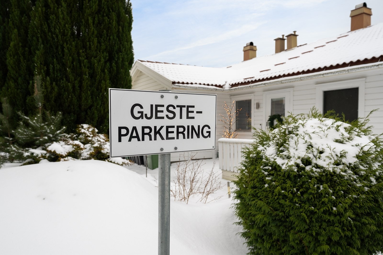 Borettslaget har også biloppstillingsplass for gjester. Galleribilde