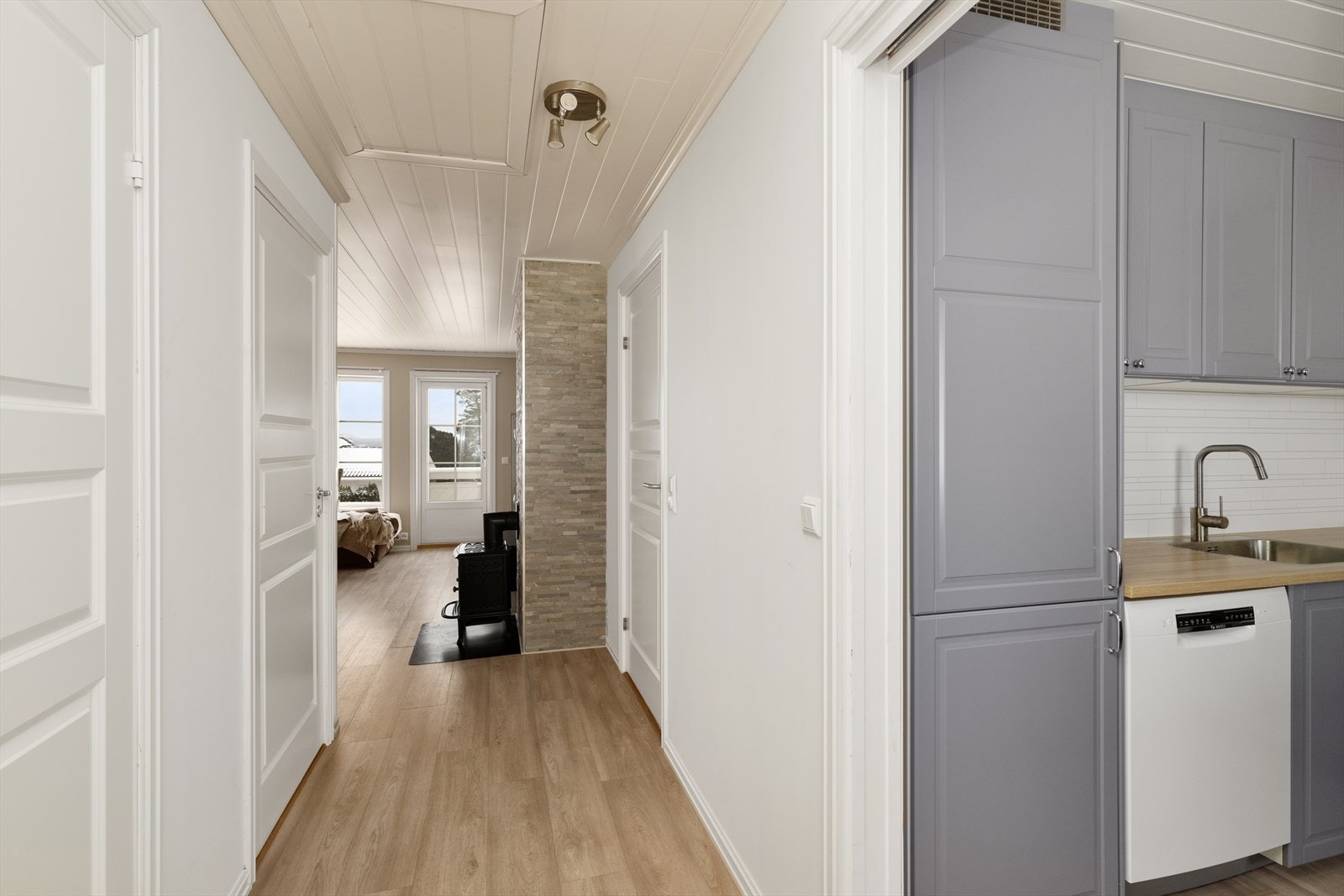 Fra gangen og inn til kjøkkenet er det en plassbesparende skyvedør som kan lukkes inntil om ønskelig. Galleribilde