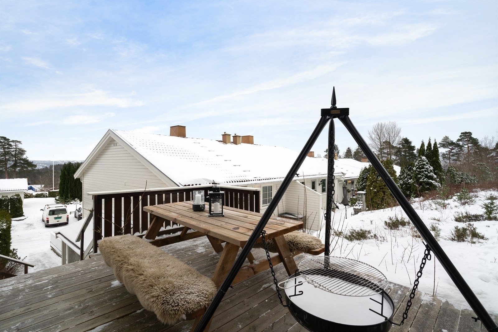 Boligen disponerer vestvendt terrasse ved inngangspartiet. I tilknytning til terrassen er det etablert en hyggelig platting som har vært benyttet til bruk av bålpanne. Galleribilde