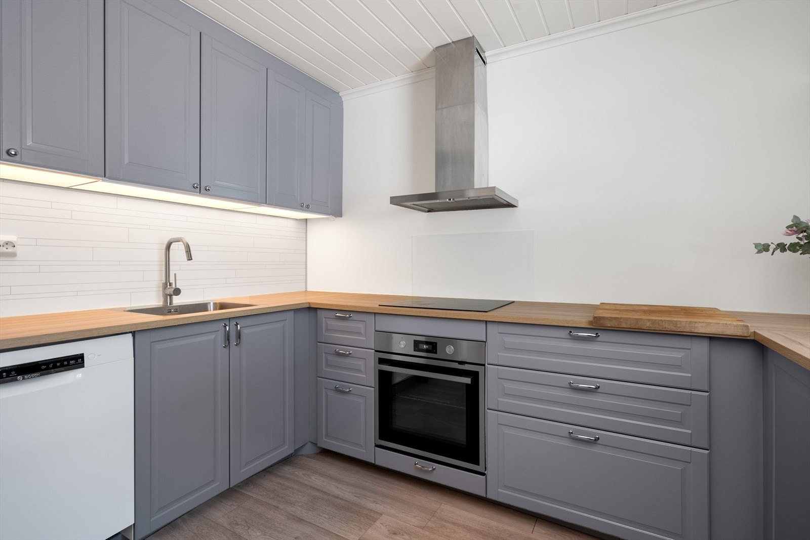 På kjøkkenet er det meget god oppbevaringsplass i nyere innredning fra IKEA (2019) hvor det både er takhøye overskap og åpen veggplass som gir et lett og avslappet uttrykk. Galleribilde