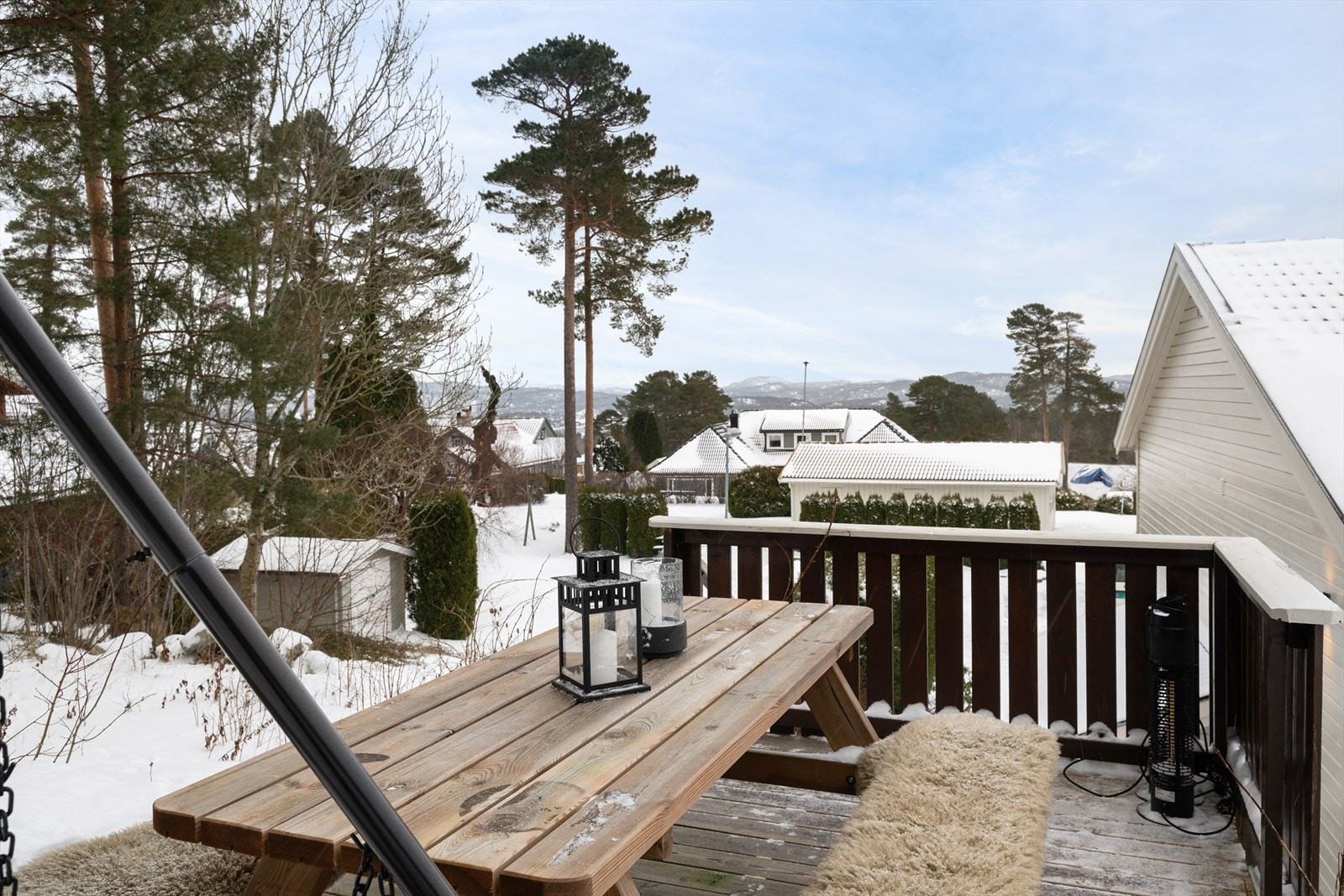 Den frittstående terrassen ligger høyt og fritt til, med flott utsikt over nærområdet! Galleribilde
