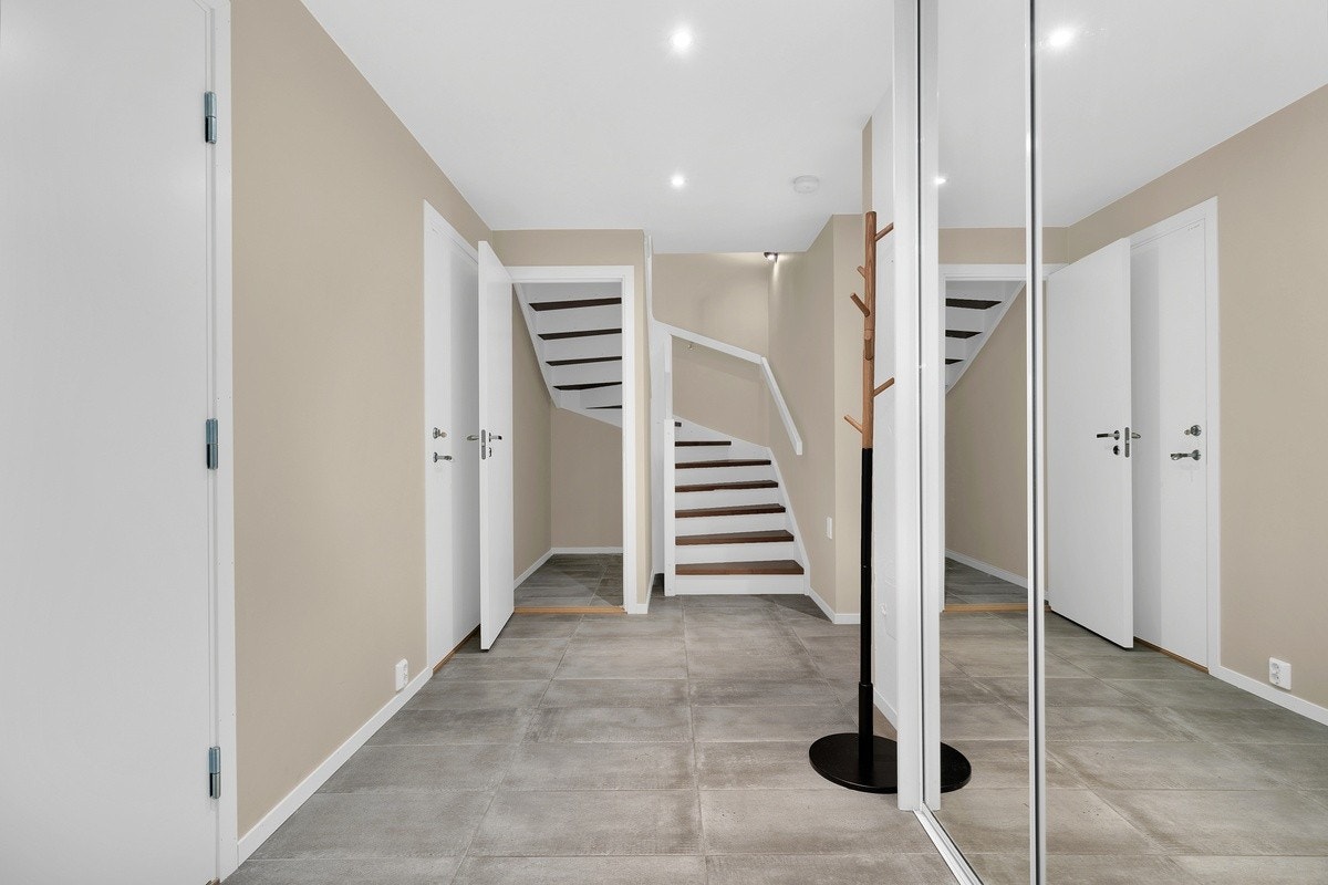 Inngangsparti med bod under trapp Galleribilde