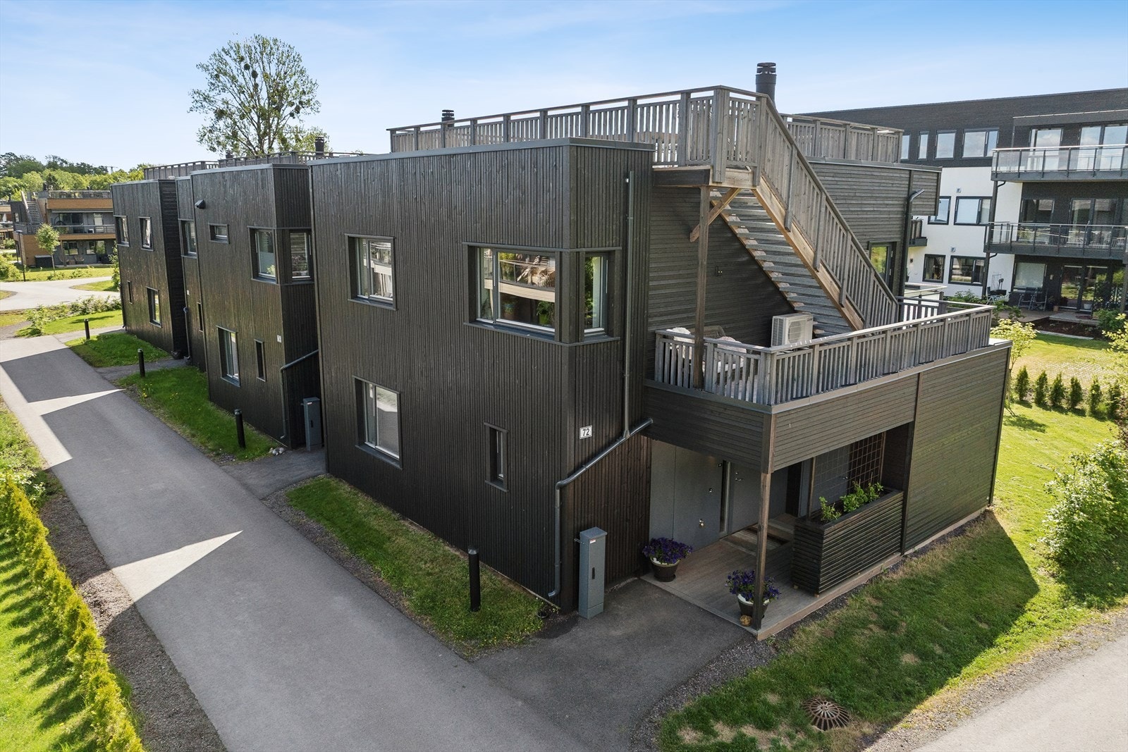 Huset ble ferdigstilt så nylig som i 2022 og ble utvendig malt i regi av sameiet i 2024. I tilknytning til inngangen finnes en romslig utebod med montert belysning og stikkontakt, perfekt for oppbevaring av alt fra sykkel og sportsutstyr. Galleribilde