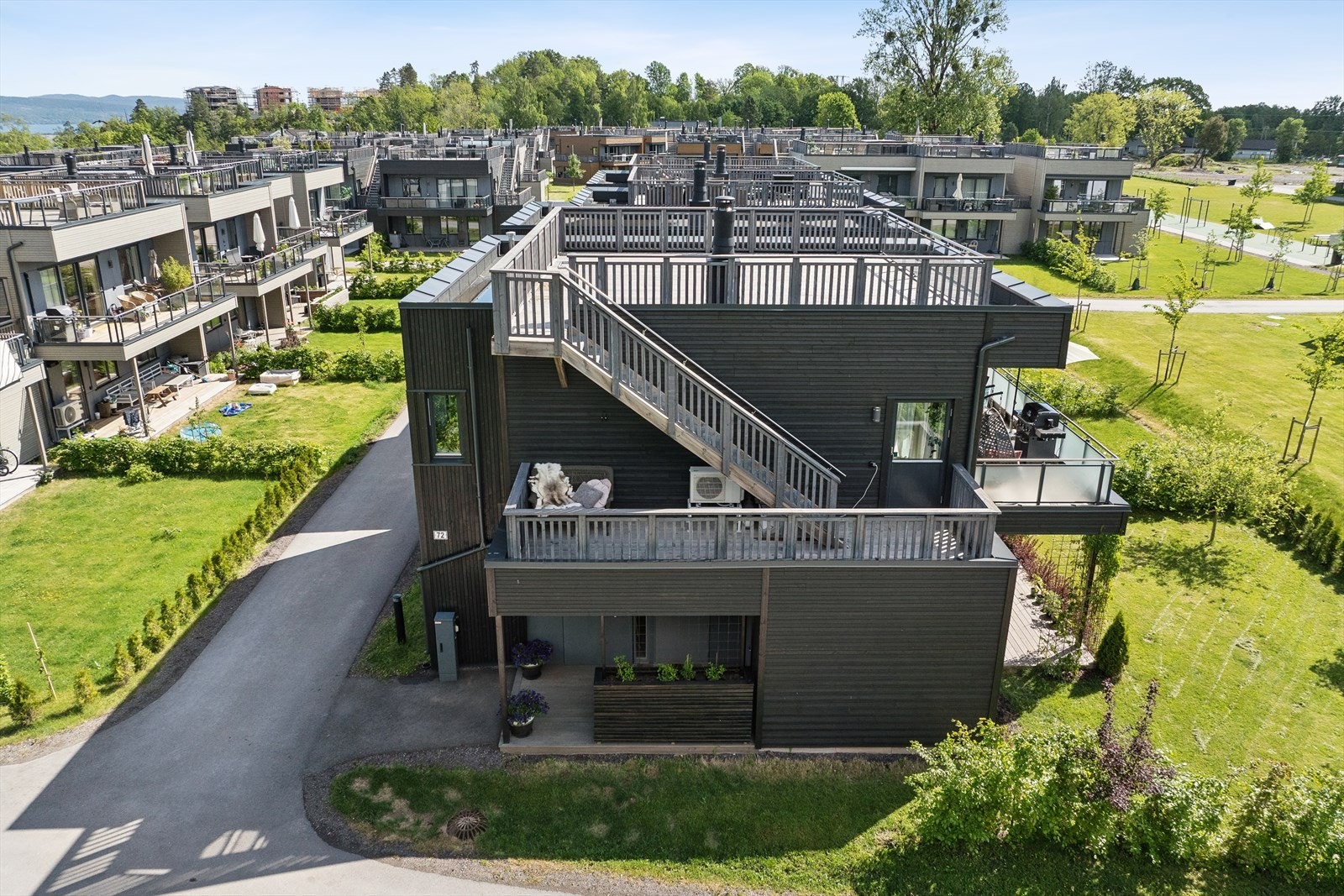 Da boligen er beliggende på enden er hageområdet særdeles stort og strekker seg rundt boligens side. Galleribilde