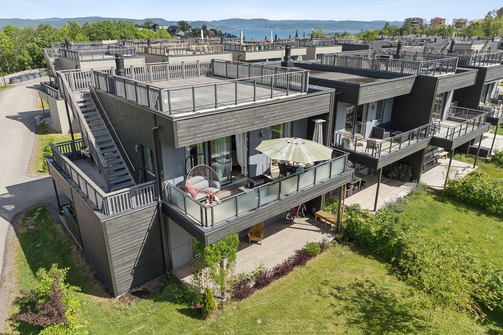 En nyere og moderne kjedet enebolig med ettertraktet endebeliggenhet, stor hage, garasjeparkering og stor takterrasse. Galleribilde