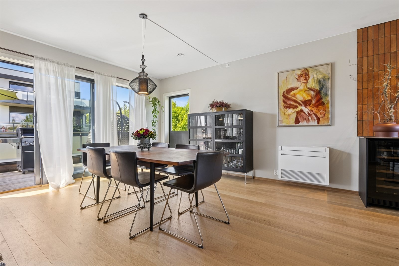 Planløsningen gir mange muligheter for innredning etter eget ønske, og de store vinduene, skyvedøren og terrassedøren sørger for godt med naturlig dagslys og utsikt mot uteområdet. Galleribilde