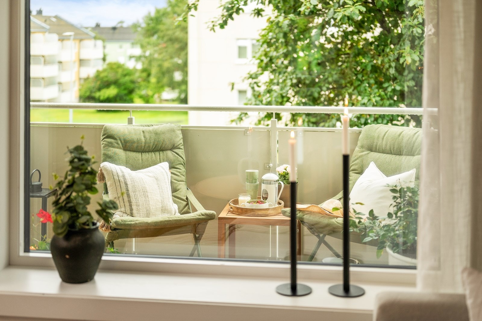 Balkongen vender ut mot rolige omgivelser i borettslaget. Galleribilde