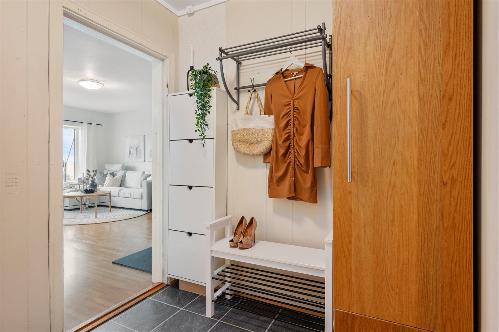 Flislagt inngangsparti med god plass til oppbevaring av yttertøy. Oppmålt til 4,6 kvm. Galleribilde