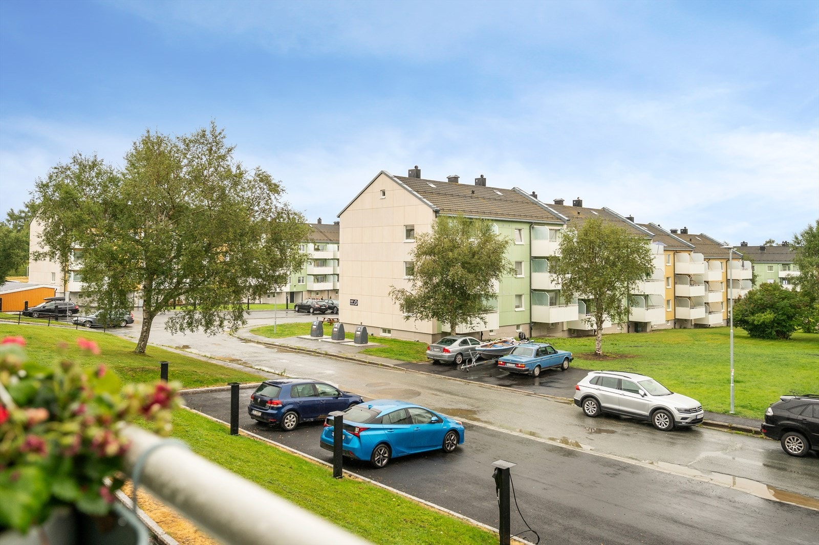 I forlengelse av stuen har man en balkong med gode solforhold. Galleribilde