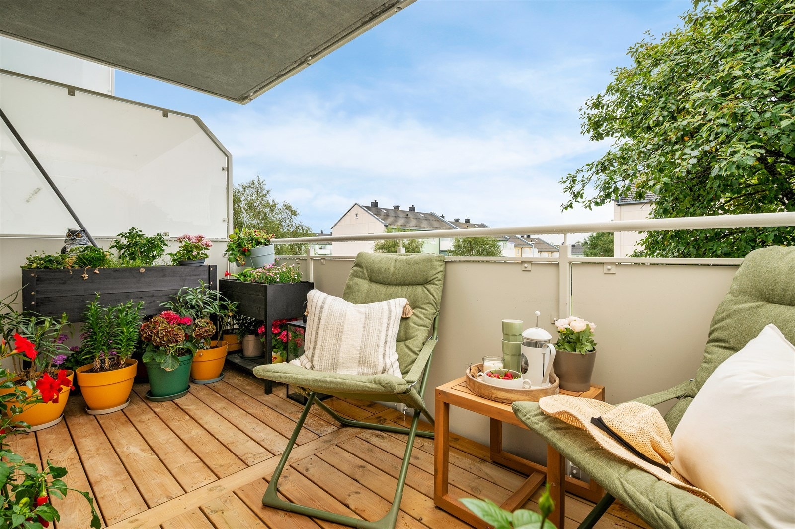 Balkongen er overbygd som gir økt bruksvennlighet gjennom hele året. Galleribilde