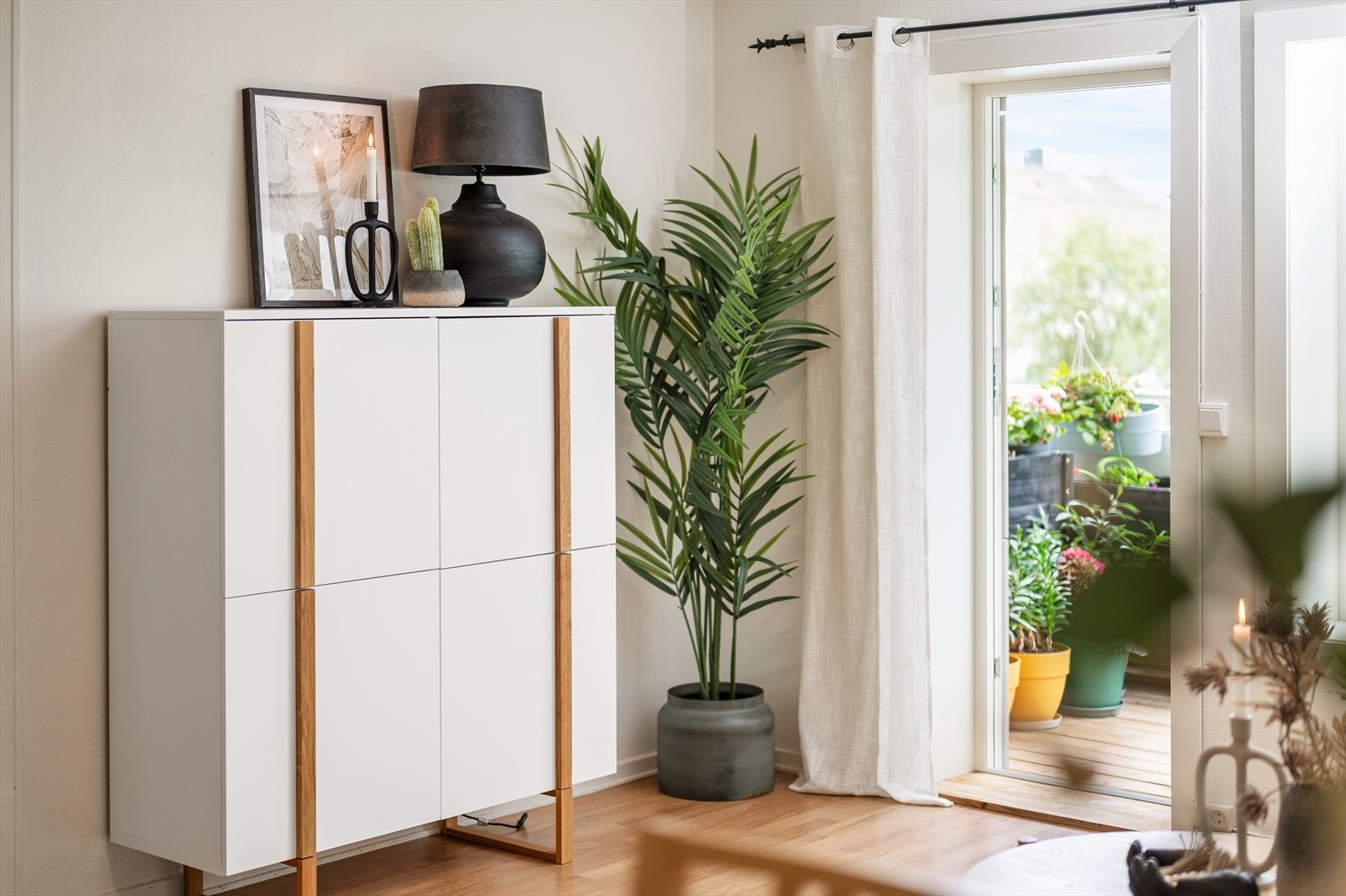 Direkte adkomst til balkong fra stue. Galleribilde