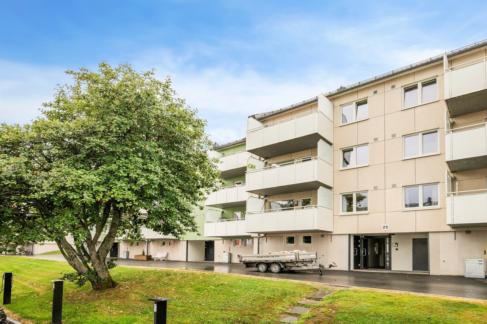 Borettslaget har nylig oppgradert kledning og isolasjon, vinduer, dører med nøkkelbrikke og balkonger. Galleribilde