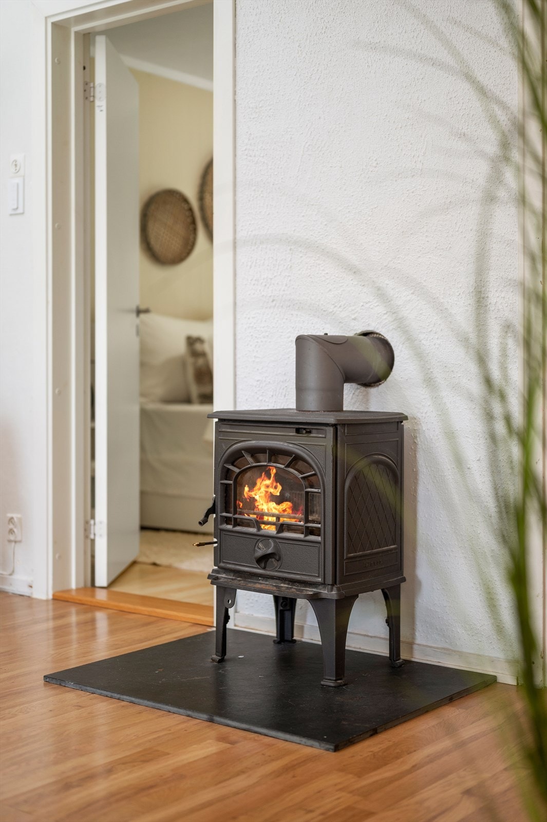 Vedovnen bidrar til behagelig oppvarming og lave og forutsigbare oppvarmingskostnader. Galleribilde