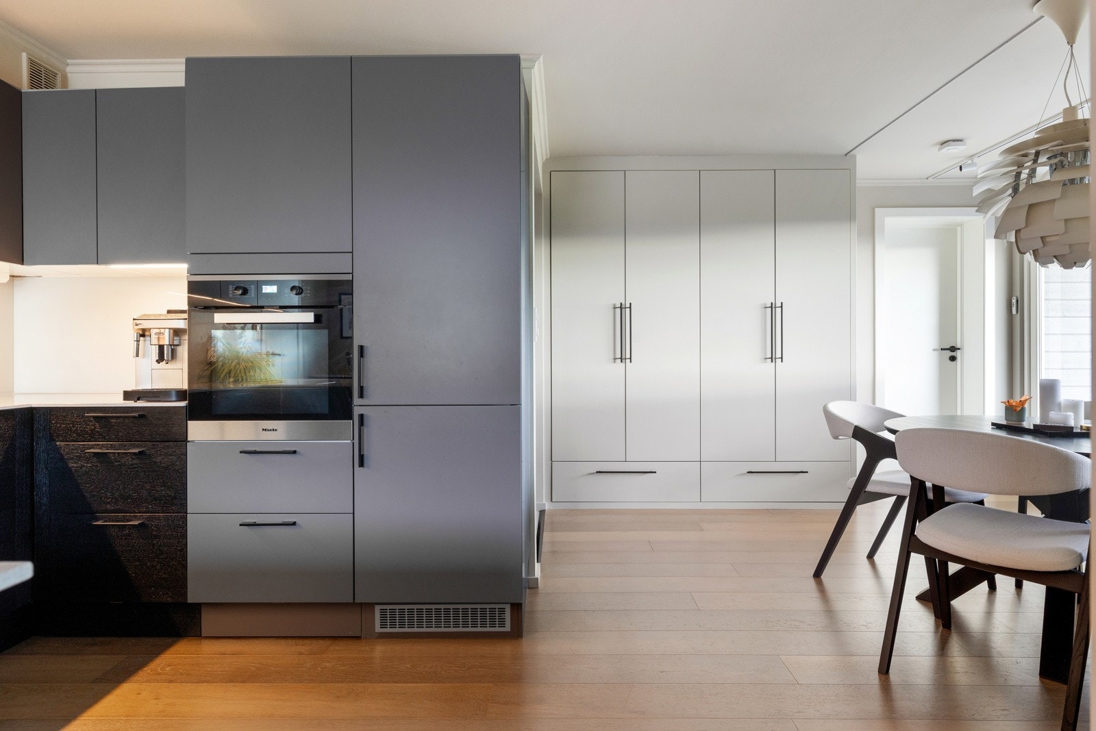 Integrerte hvitevarer er fra kvalitetsleverandøren Miele og består av kjøl/frys, oppvaskmaskin, induksjonstopp og stekeovn er integrert i innredningen. De integrerte hvitevarene på kjøkkenet medfølger i handelen Galleribilde