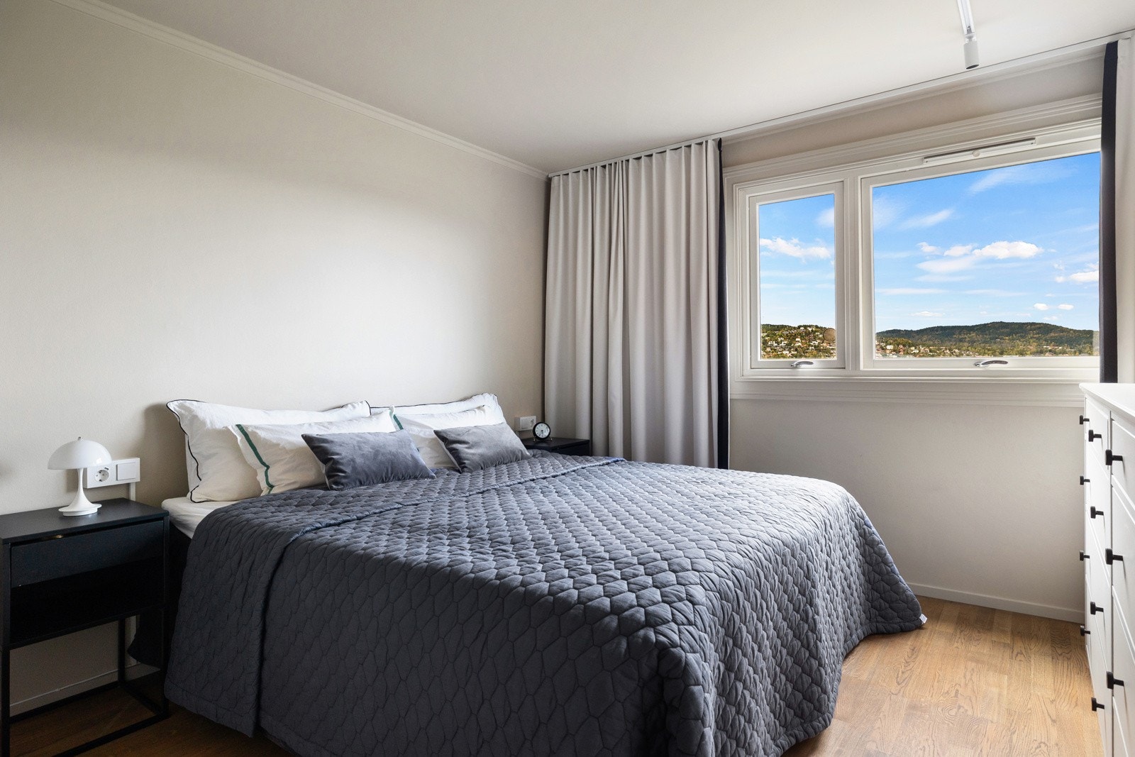 Hovedsoverommet har god plass til dobbeltseng og en kommode Galleribilde