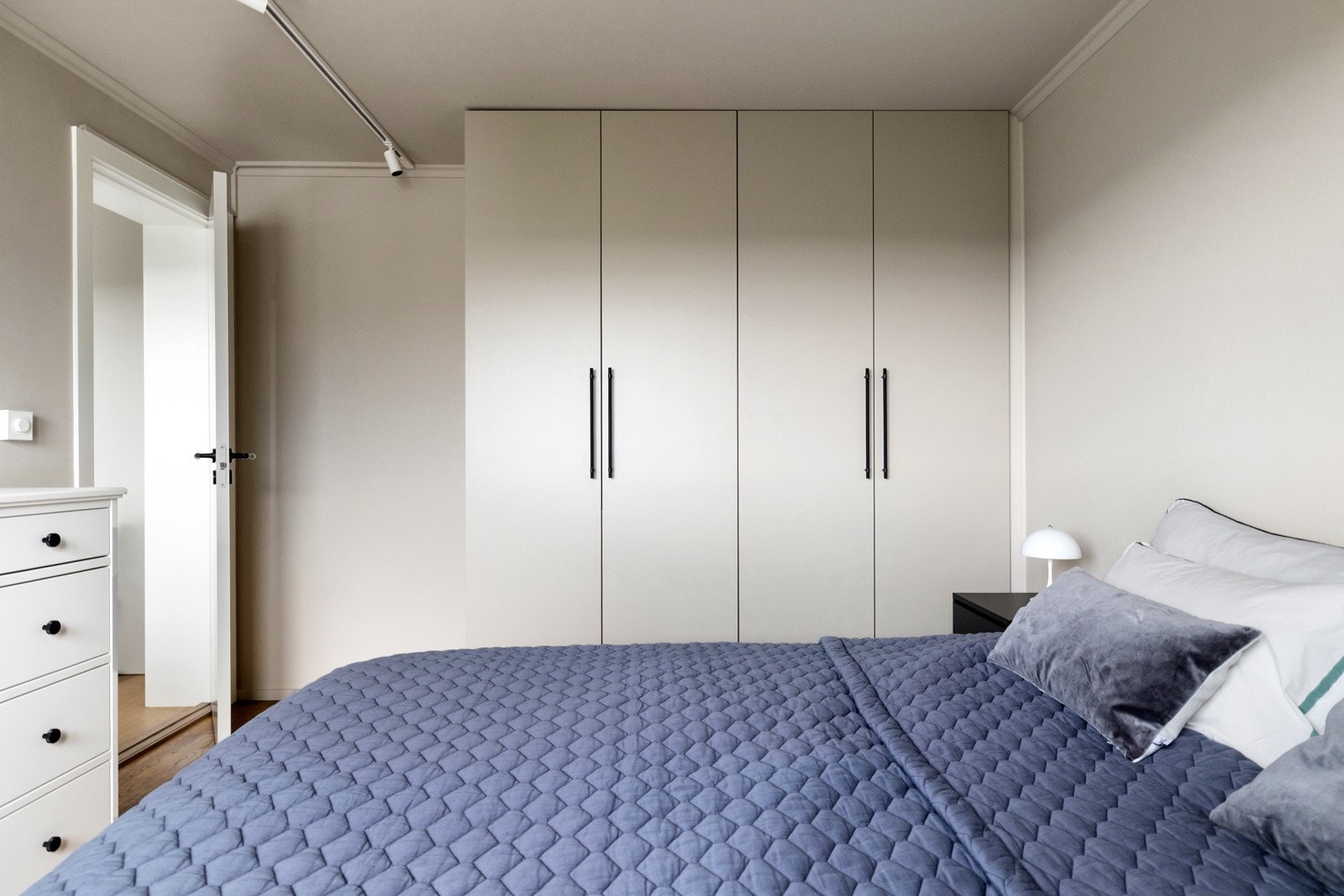 Klær kan også ryddes vekk i en stor garderobe Galleribilde