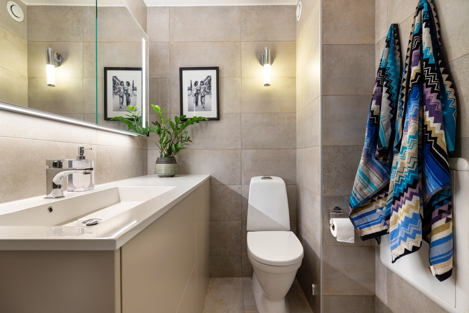 Servantinnredningen har bra med lagringsplass og det er montert speil med belysning Galleribilde