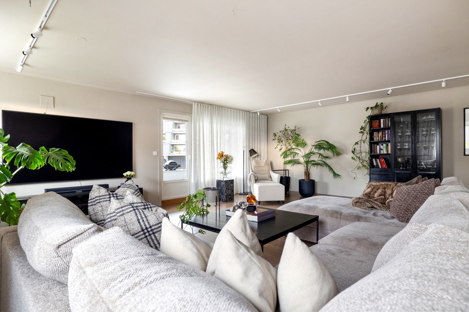 Det er lagt enstavs parkett på gulvet og veggene er lysmalte Galleribilde