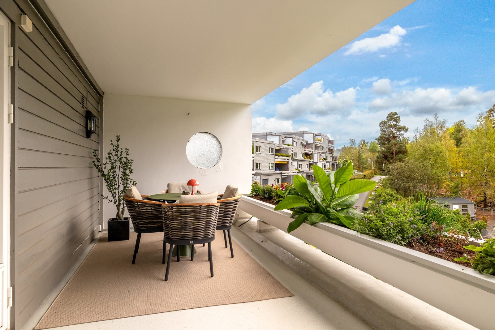 Terrassen fra stuesiden har god plass til utemøblement, og hyggelig utsyn over sameiet Galleribilde