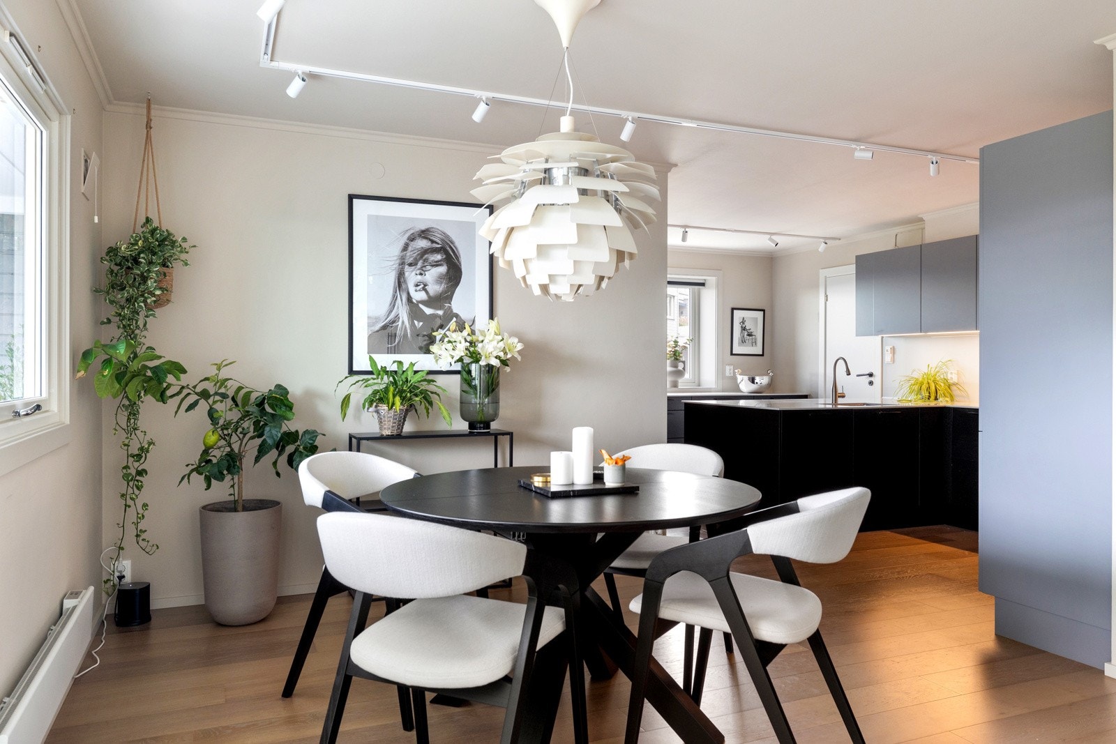 Kjøkkenet har en tidløs Kvik innredning fra 2017 Galleribilde