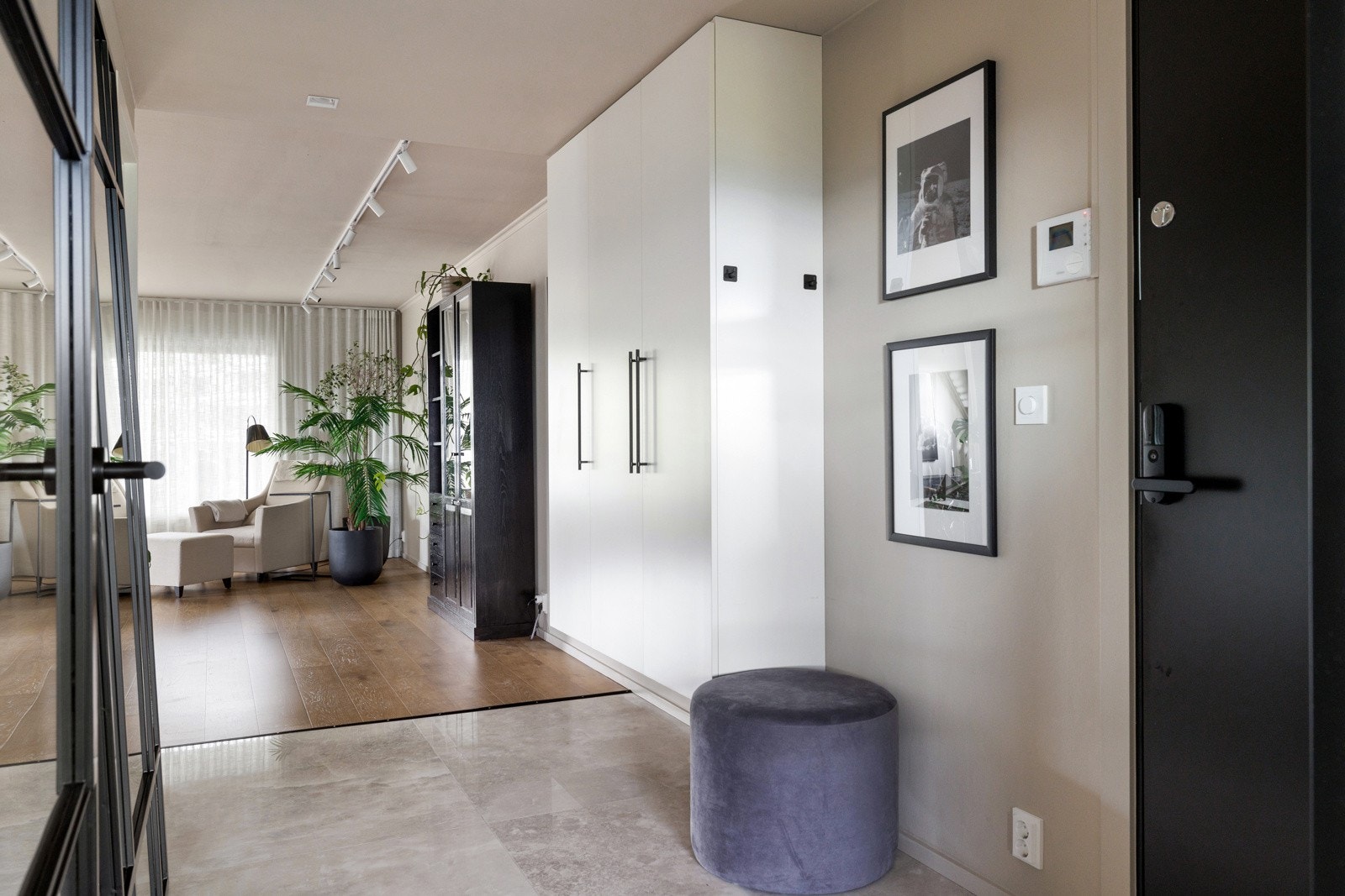 I entreen kan sko, yttertøy og utstyr ryddes pent vekk i en garderobe Galleribilde