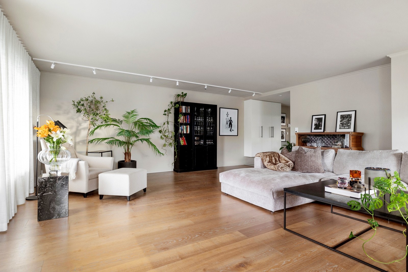 Leiligheten ble pusset opp i 2024. Alle flater ble malt, det ble satt inn nye garderober og ny belysning med lyskinner Galleribilde