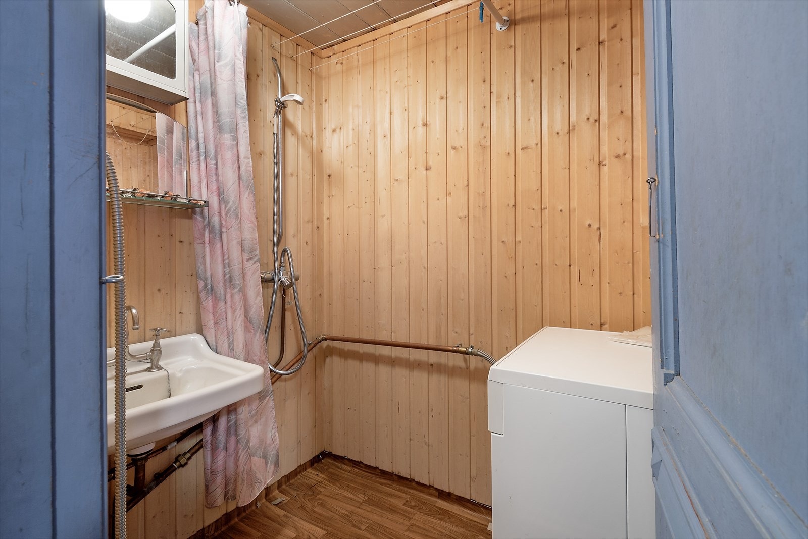 Et lite bad med trepanel. Galleribilde