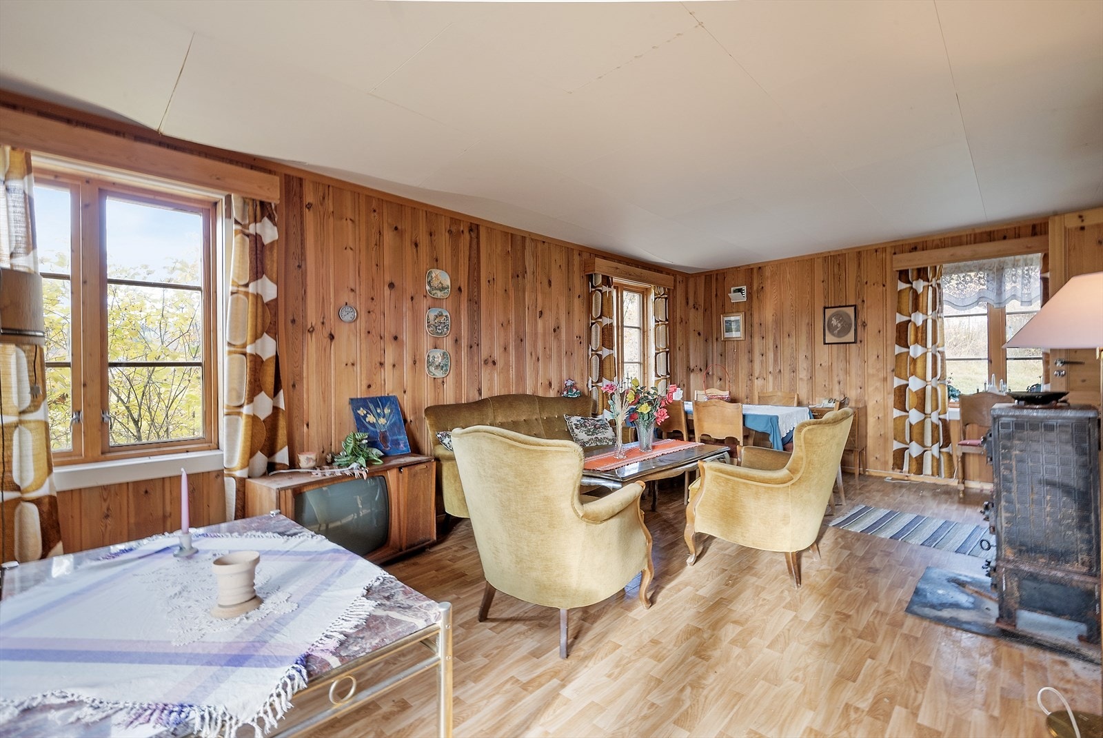 Stue med god plass til en koselig sittegruppe. Galleribilde