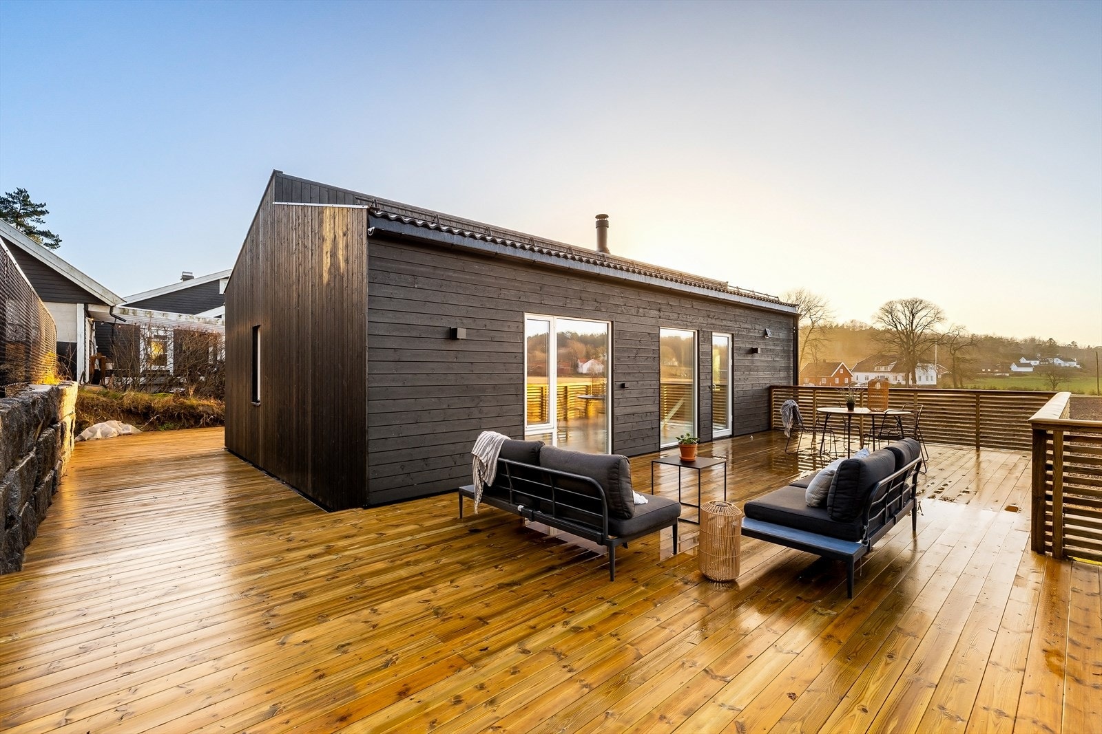 Terrassen strekker seg rundt hele boligen og gir deg optimale solforhold både morgen og kveld. Galleribilde