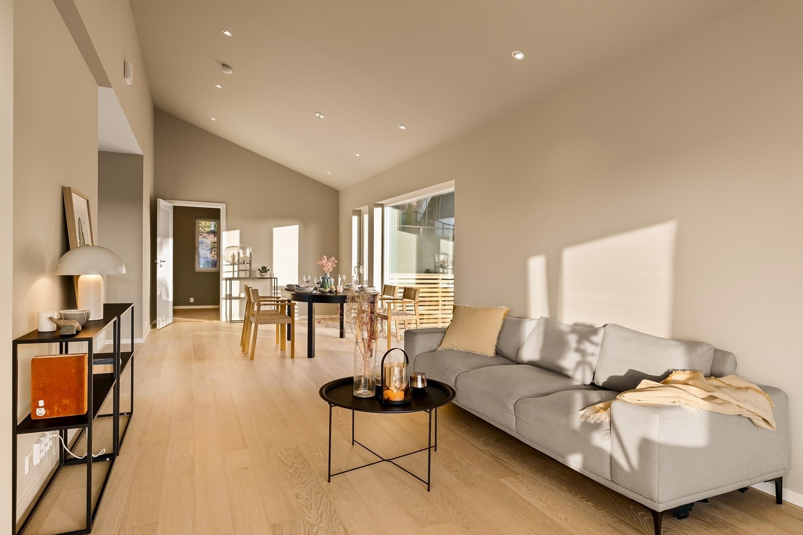 Boligen er innredet i nordisk stil med fargevalg lys en-stavs eikeparkett og slette vegger malt i harmoniske farger. Galleribilde