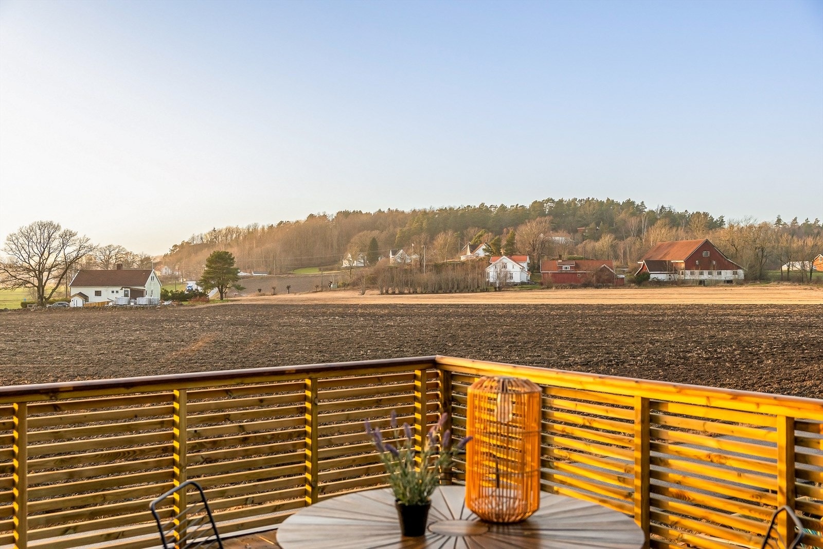 Luftig beliggenhet med åpne jorder som nærmeste nabo! Galleribilde