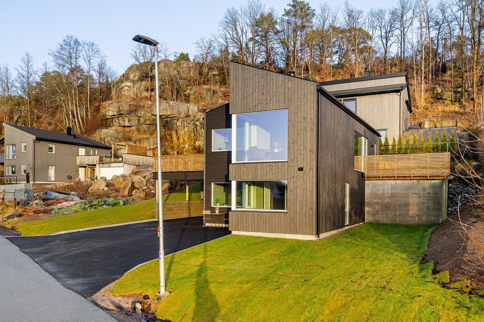 Lekker innflytningsklar enebolig med god planløsning - lave omkostninger da det beregnes dok. avg. kun av tomteverdi ved første gangs overskjøting. Galleribilde