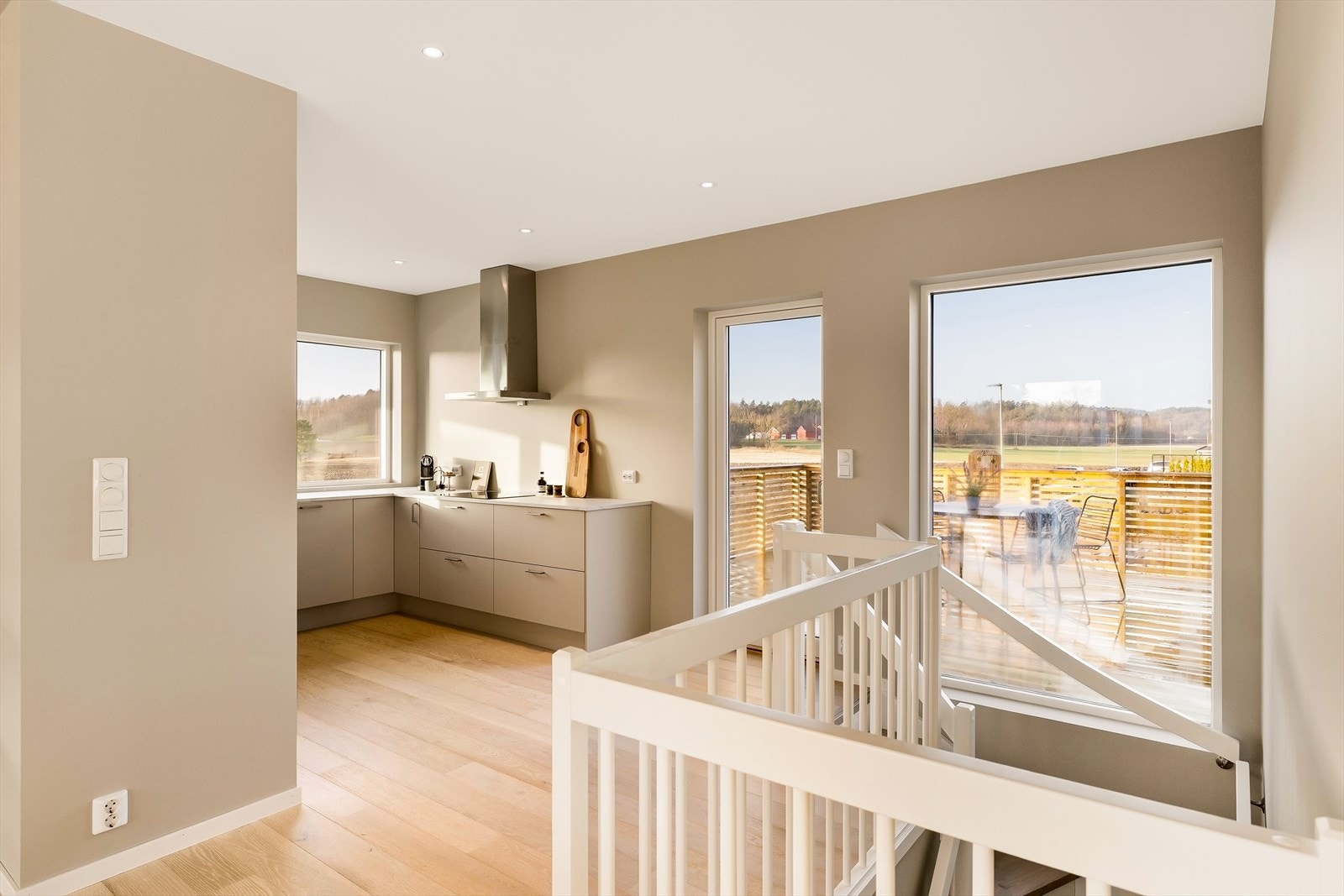 Et lekkert Sigdalkjøkken med slette fronter, integrerte hvitevarer og god benkeplass med utsikt! Galleribilde