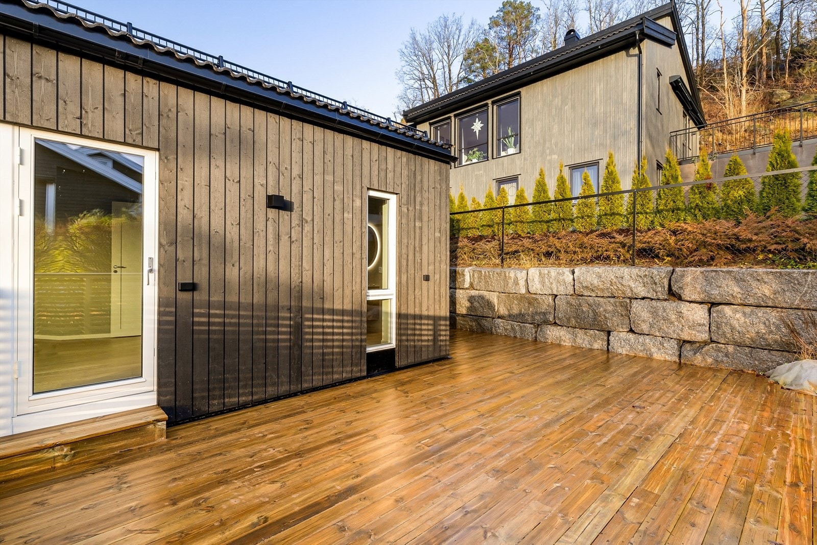 Det er adkomst til den store terrassen fra begge sider av boligen i tillegg til at man kan gå rundt. Galleribilde