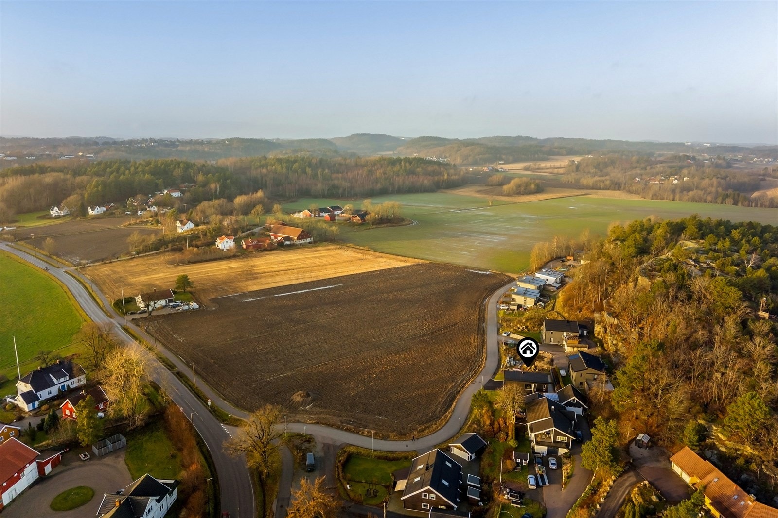 Nyere boligfelt med kort vei til f.eks Frebergåsen og Helgerødskogen med flotte turstier, samt Lahelle brygge med strender og badstu. Galleribilde