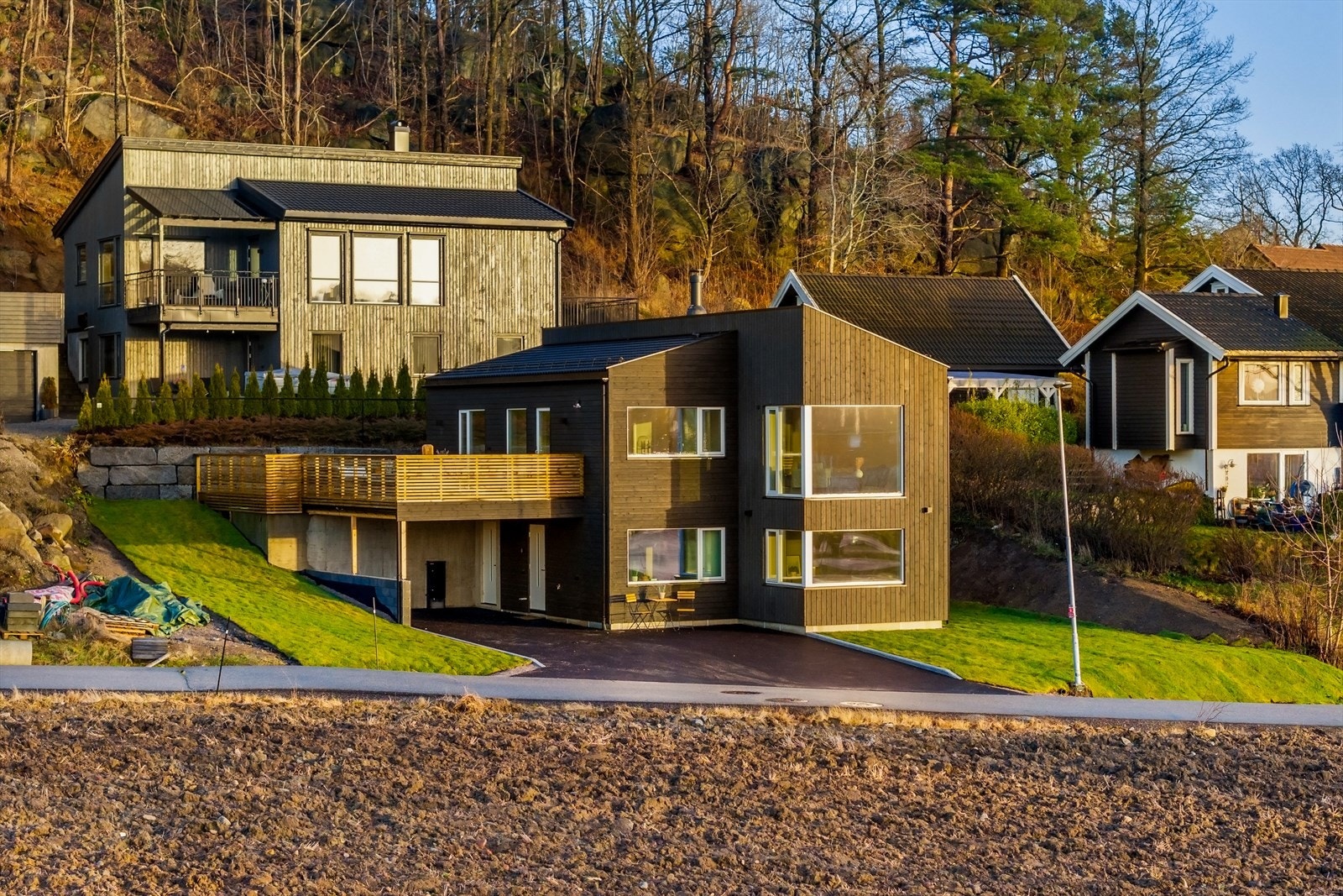 Et funksjonelt og moderne hus i naturskjønne omgivelser kan bli ditt! Galleribilde