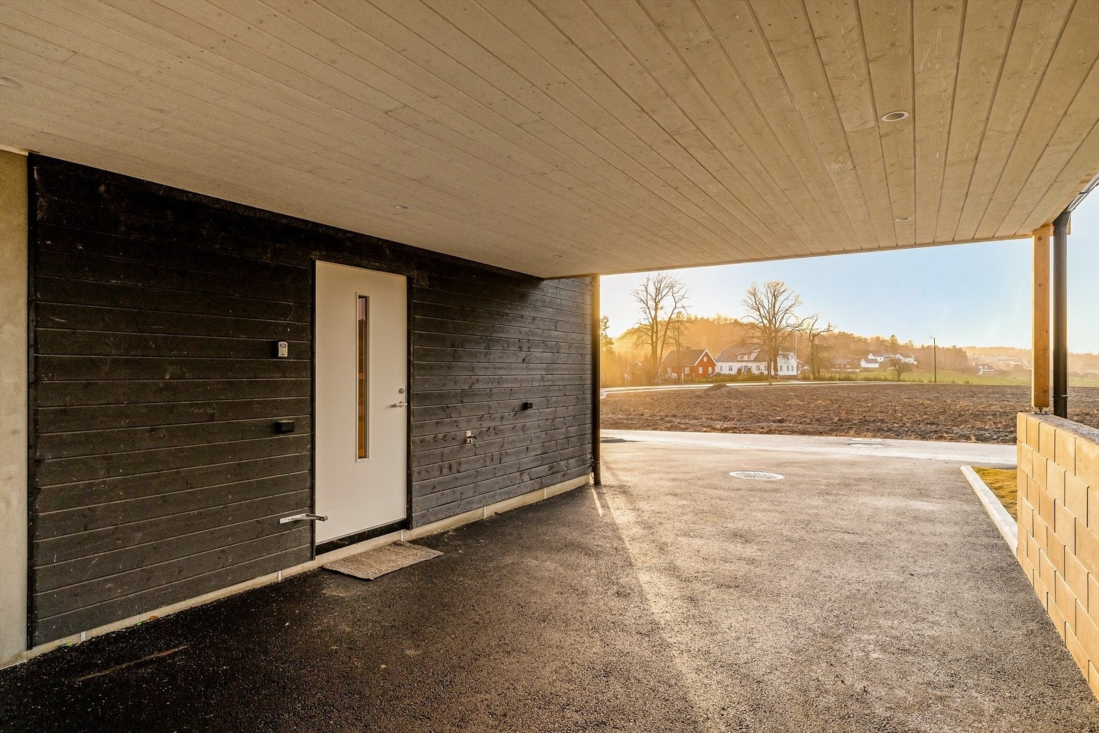 Overbygget inngangsparti - gå tørrskodd fra hus til bil! Galleribilde