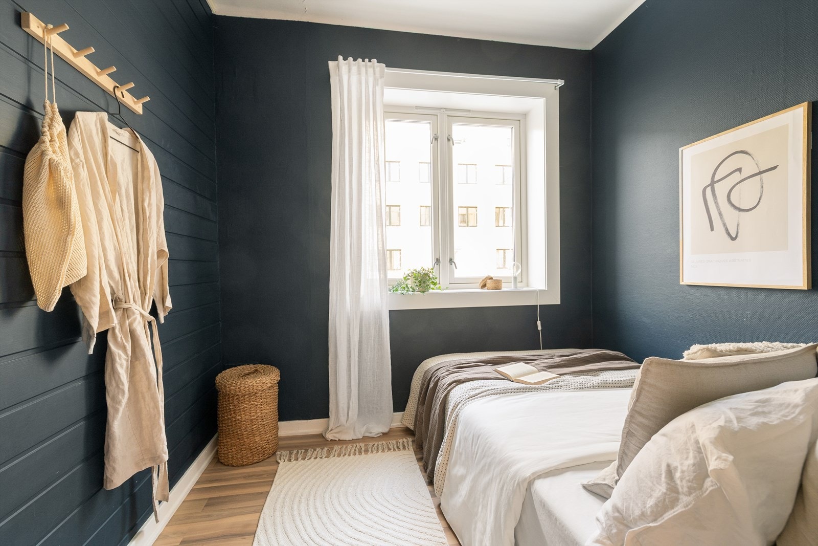 Luftig soverom med plass til seng, samt annet møblement slik som f.eks. garderobe. Galleribilde