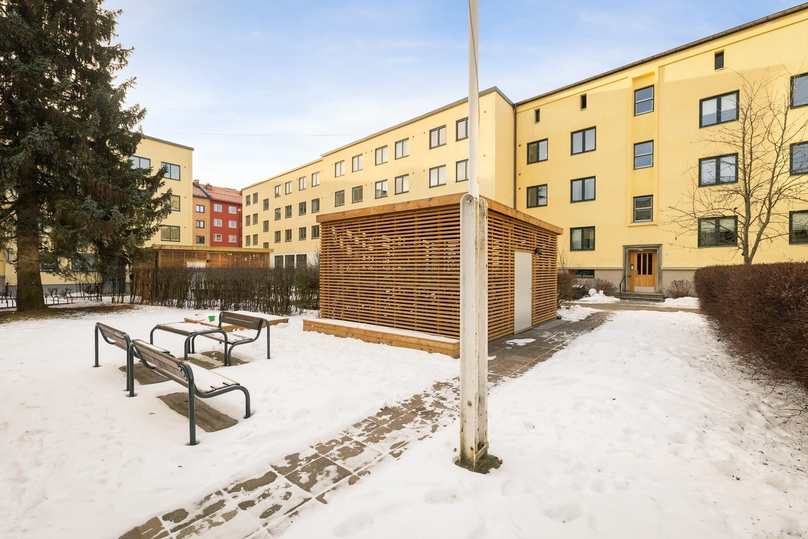 Leiligheten har en perfekt beliggenhet på Sagene/Voldsløkka, ideell for studenter og unge voksne som ønsker å bo i byen med alle nødvendige servicetilbud rett utenfor døren. Galleribilde