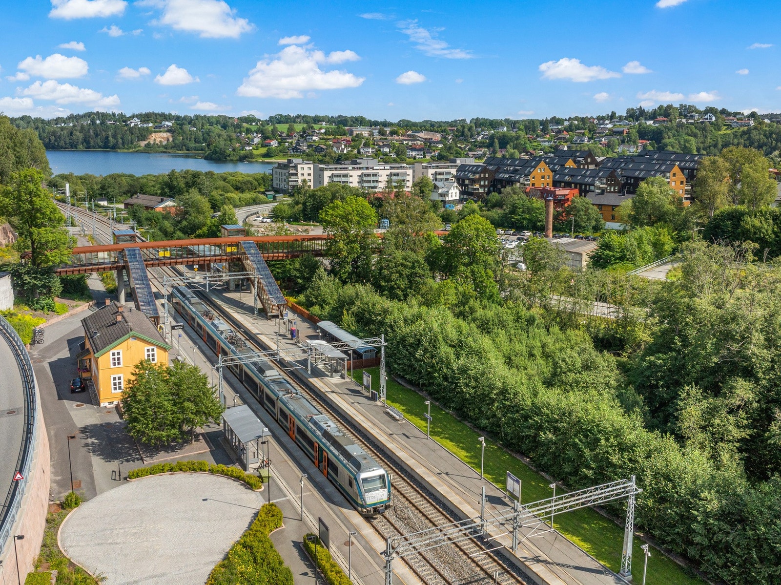 Togstasjonen er kun 5 minutters gang fra leiligheten Galleribilde