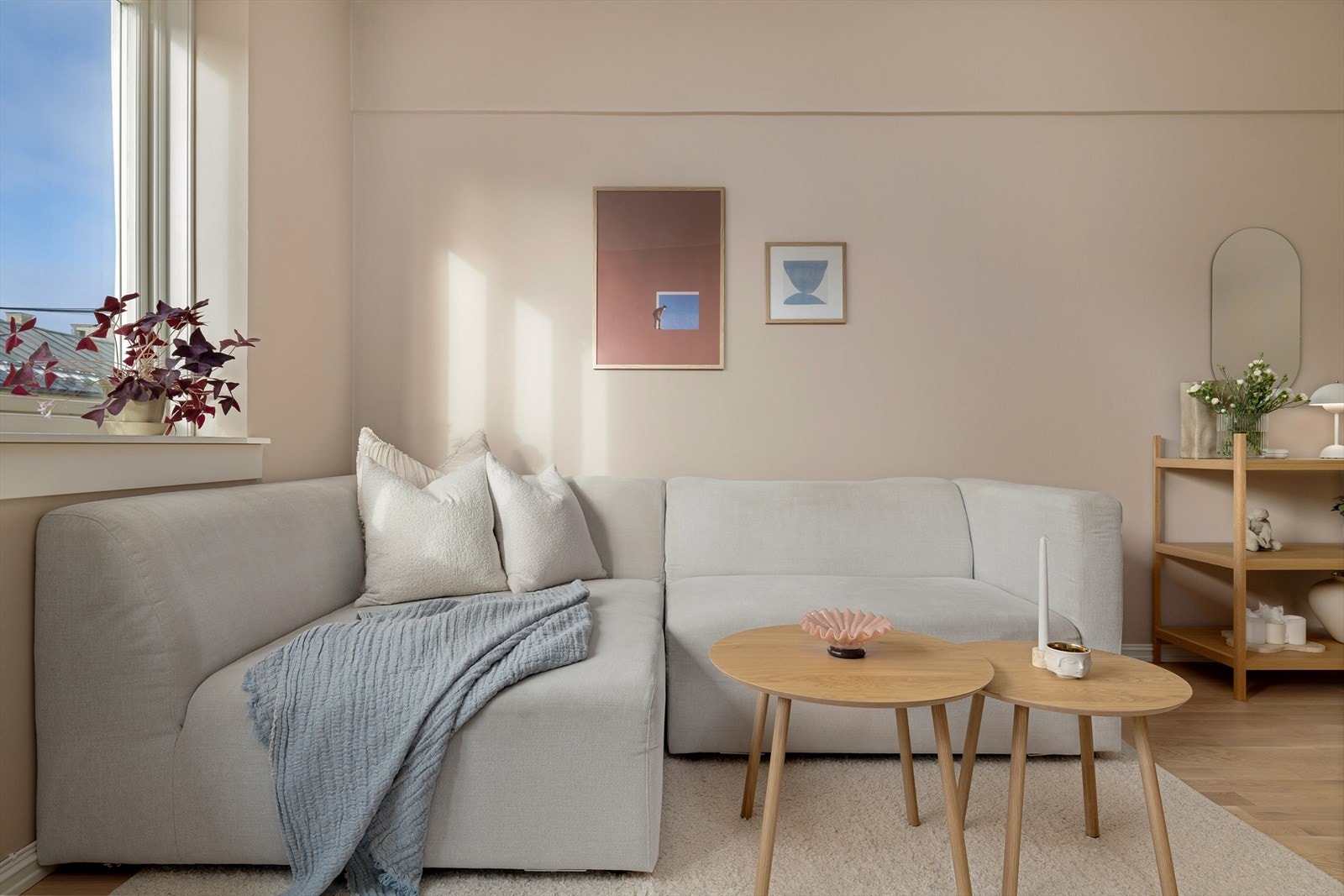 På dagtid "bader" stuerommet i sol. En stor sosial sone har du også her. Galleribilde